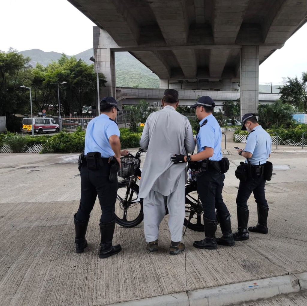 屯門警區於7月共拘捕63名涉嫌非法使用電動可移動工具人士。 屯門警區於7月共拘捕63名涉嫌非法使用電動可移動工具人士。