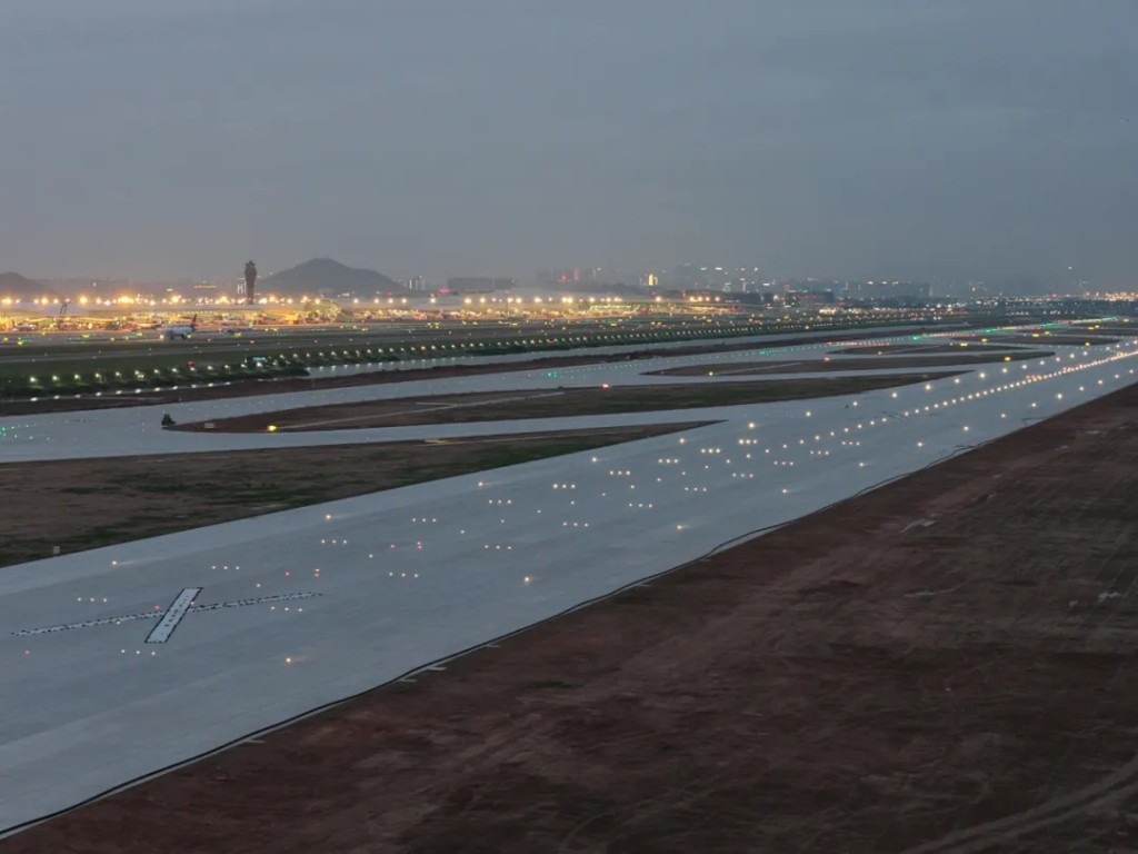 深圳機場三跑道通過竣工驗收。 深圳機場三跑道通過竣工驗收。