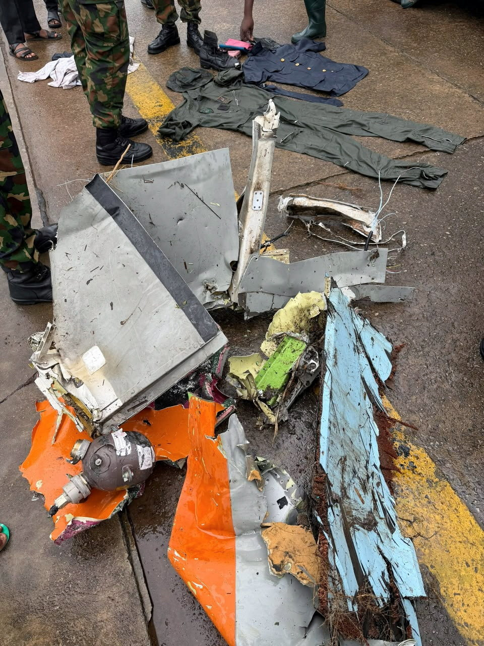 一架載有多名乘客和機組人員的尼日利亞軍用直升機在尼日利亞翁多州墜毀，殘骸散落一地。路透社