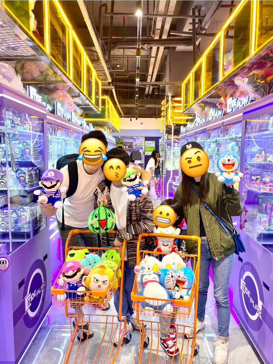 兩大人兩小孩推著兩車公仔戰利品，興奮心情爆芒而出。fb「香港、廣州、珠海、深圳週邊好玩分享」圖片  ​