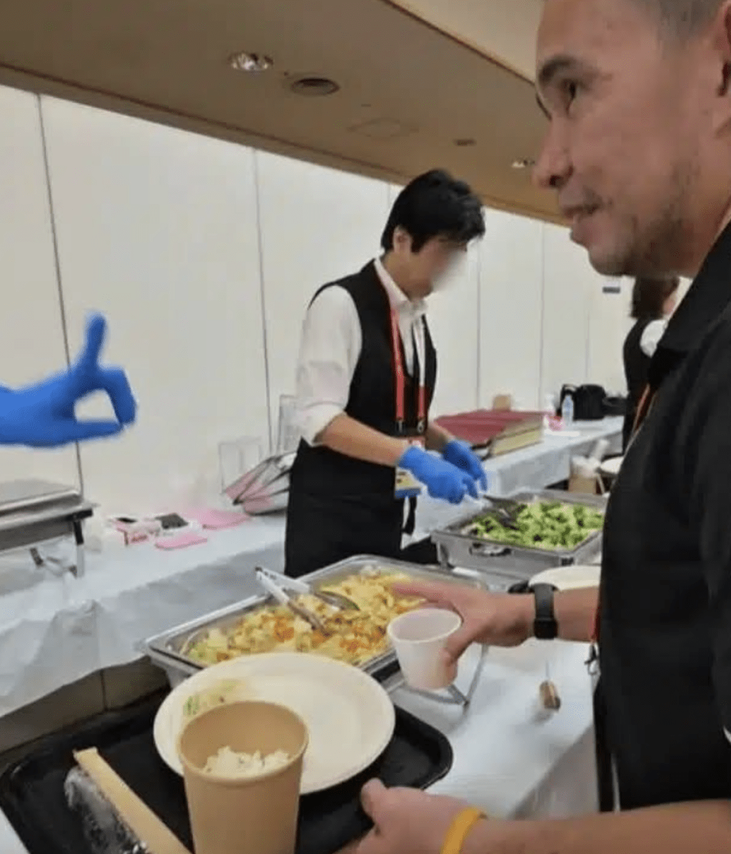 片中可見飯盒食物份量有限,帕普瓊普抱怨沒有泰式食物,並稱餐點「太少」,每天都是素食。 片中可見飯盒食物份量有限,帕普瓊普抱怨沒有泰式食物,並稱餐點「太少」,每天都是素食。