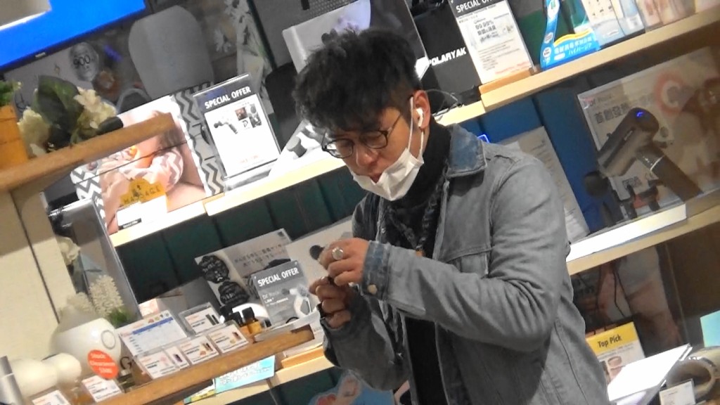 買了一部香薰噴霧機,梗要配番支精油一Set送畀人,於是Alfred又除罩逐支聞。
