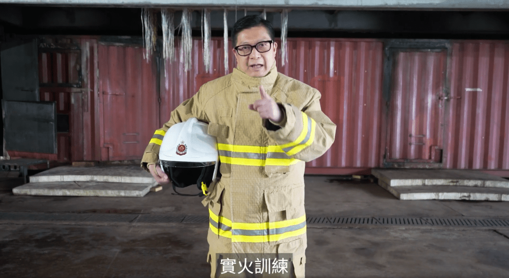邓炳强亲身解说消防员接受专门的实火训练。邓炳强FB图片