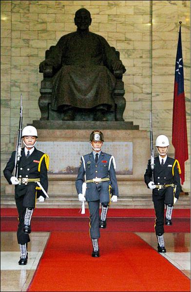台北中正紀念堂內的軍儀表演已有數十年歷史。