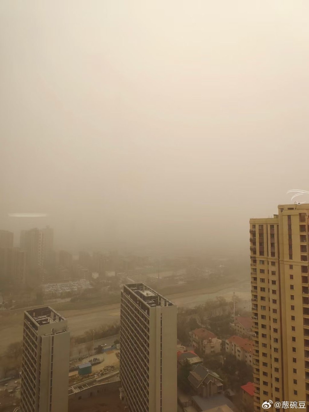 受新疆沙塵暴影響，今日陝西西安的空氣質素變得惡劣。微博