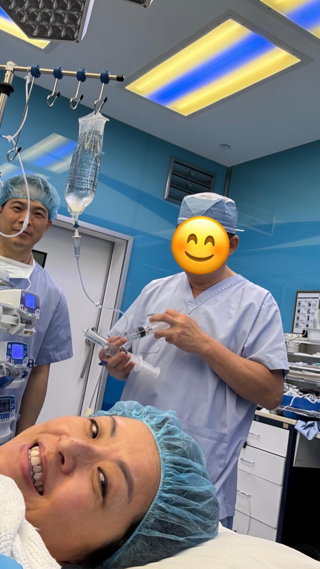 徐濠萦在手术室自拍。