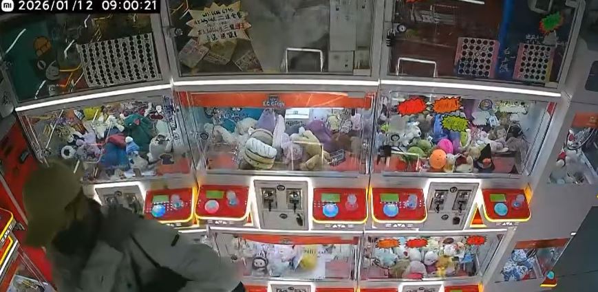 閉路電視拍下賊人戴鴨舌帽、眼鏡、口罩及手套，並攜帶大手提袋。網片截圖
