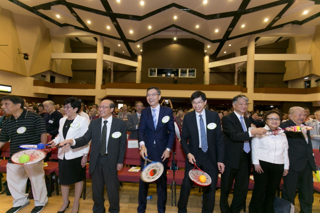 一眾嘉賓在頒獎禮上試玩柔力球。港燈提供
