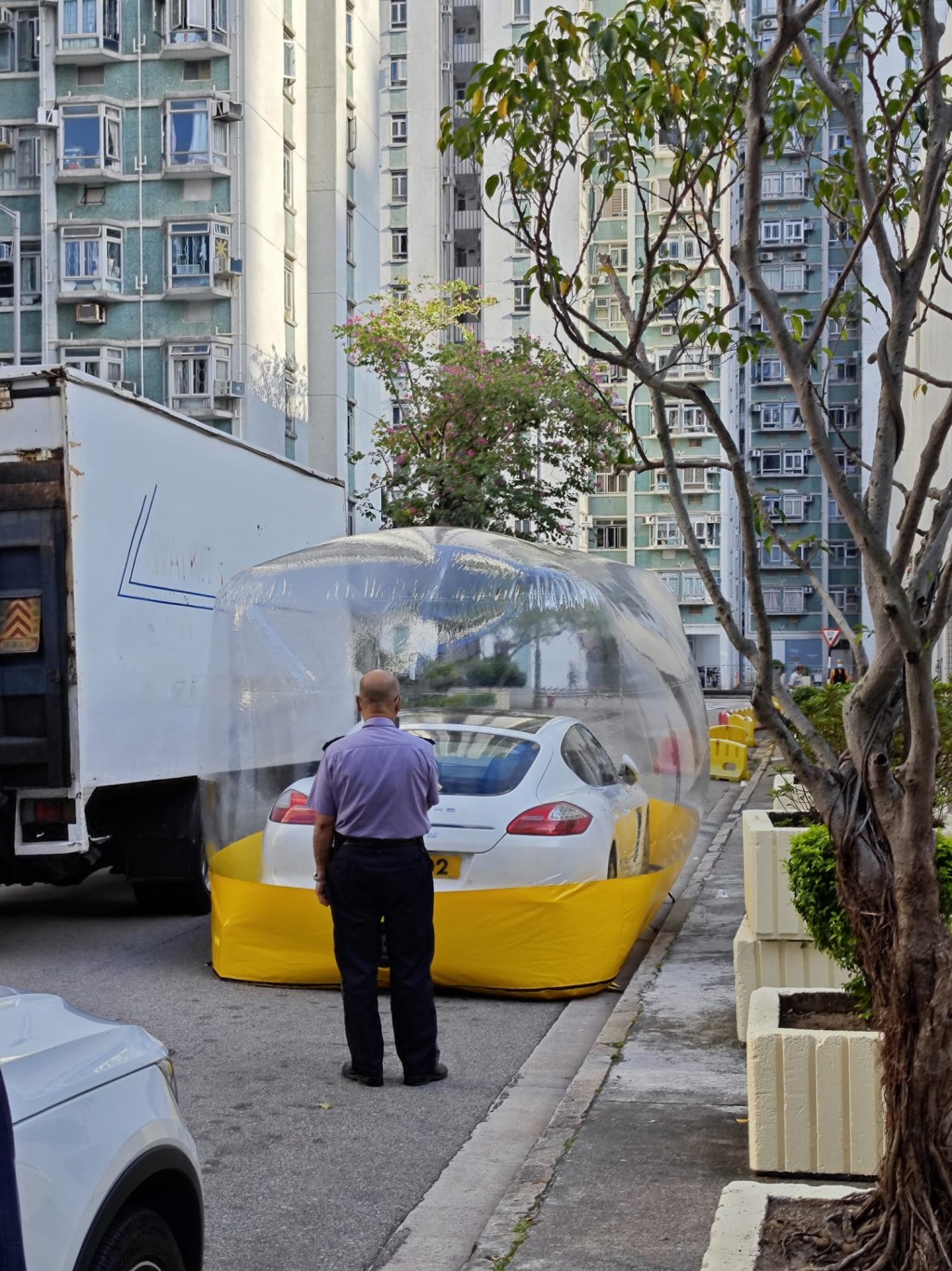 鎖車隊無計可施，保安在場監視。車cam L（香港群組）FB