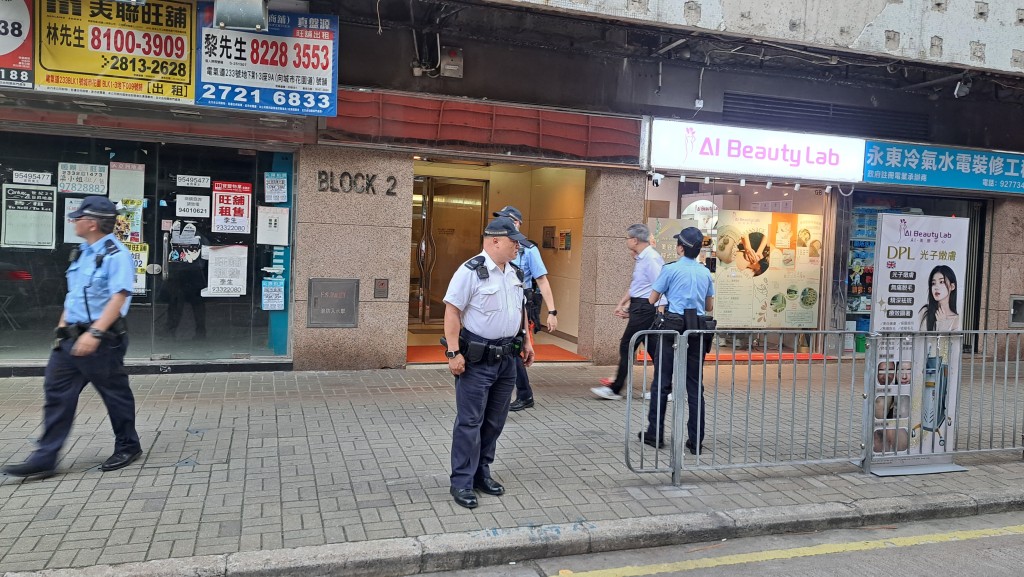 警方到場調查女童自縊的原因。徐裕民攝 警方到場調查女童自縊的原因。徐裕民攝