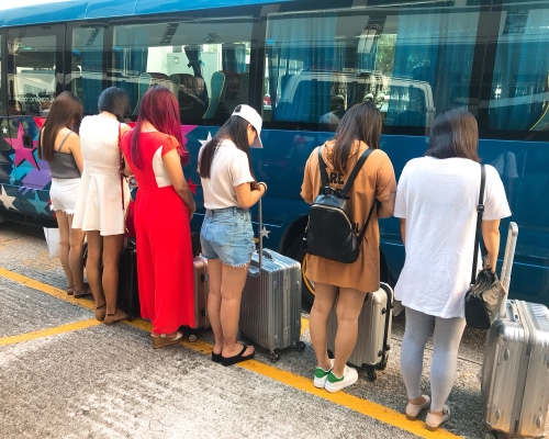 被捕的內地女子中,9人持雙程證,1人持護照。