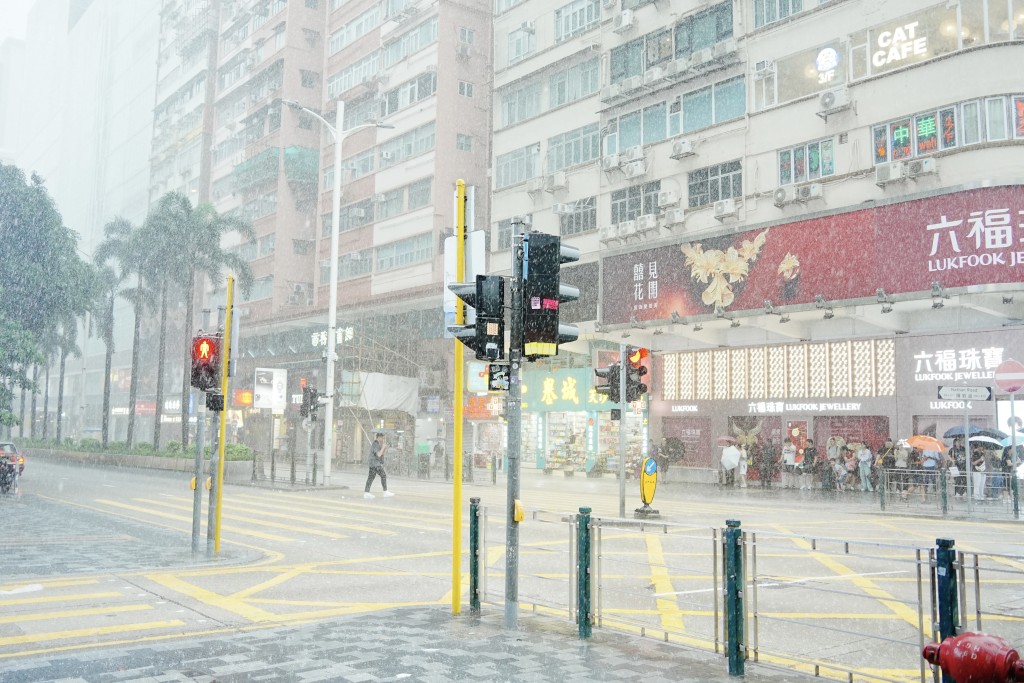 8日內已四度發出黑色暴雨警告信號。汪旭峰攝 8日內已四度發出黑色暴雨警告信號。汪旭峰攝
