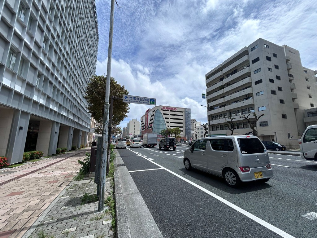 日本氣象廳發出海嘯注意警報，圖為日本沖繩實況。