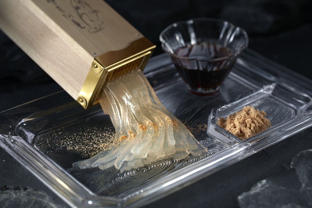 柿田川名水涼粉配黑蜜及黃豆粉($55/客):由伊豆產海藻配合職人手法製成,熱量低且含有豐富膳食纖維,。 柿田川名水涼粉配黑蜜及黃豆粉($55/客):由伊豆產海藻配合職人手法製成,熱量低且含有豐富膳食纖維,。