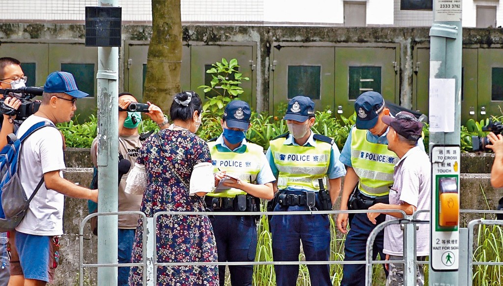 有女士昨在天水圍天恆邨輕鐵站外亂過馬路,被警員當場開出罰單。