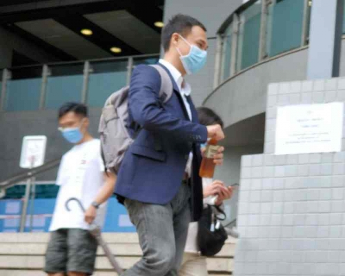 鍾日祺 （深藍西裝外套）。王尚哲攝
