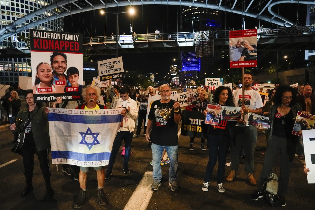 以色列特拉維夫示威活動中，遭加沙哈馬斯扣押的約240名人質的家人和朋友呼籲以色列總理內塔尼亞胡將他們帶回家。 AP