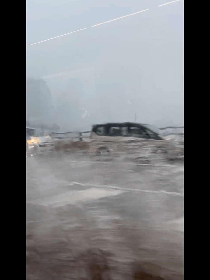 高速公路上亦出現水浸 高速公路上亦出現水浸