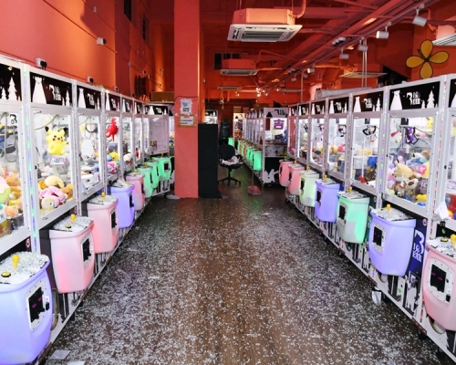 現場玻璃碎散落一地。