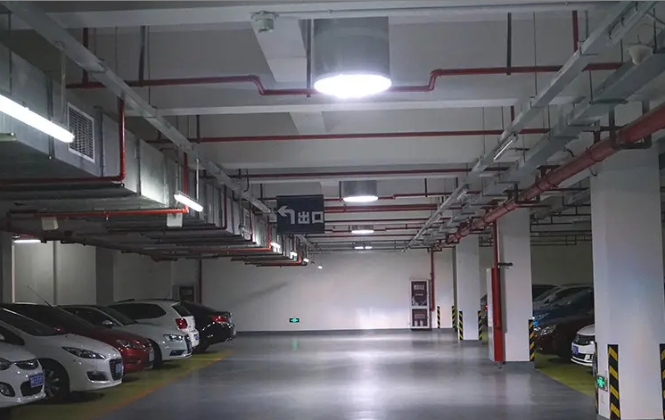 停車場照明系統需24小時運作,往往導致能源消耗嚴重。 停車場照明系統需24小時運作,往往導致能源消耗嚴重。