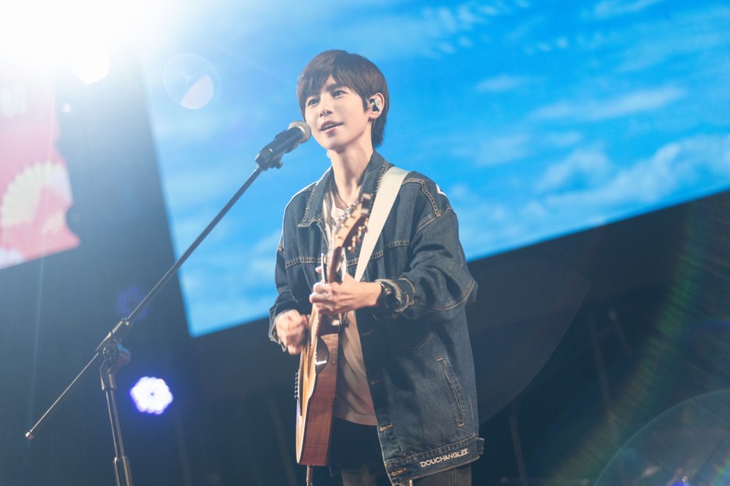 小魏（魏嘉瑩）暖心獻唱，自封「冷笑話系歌手」。