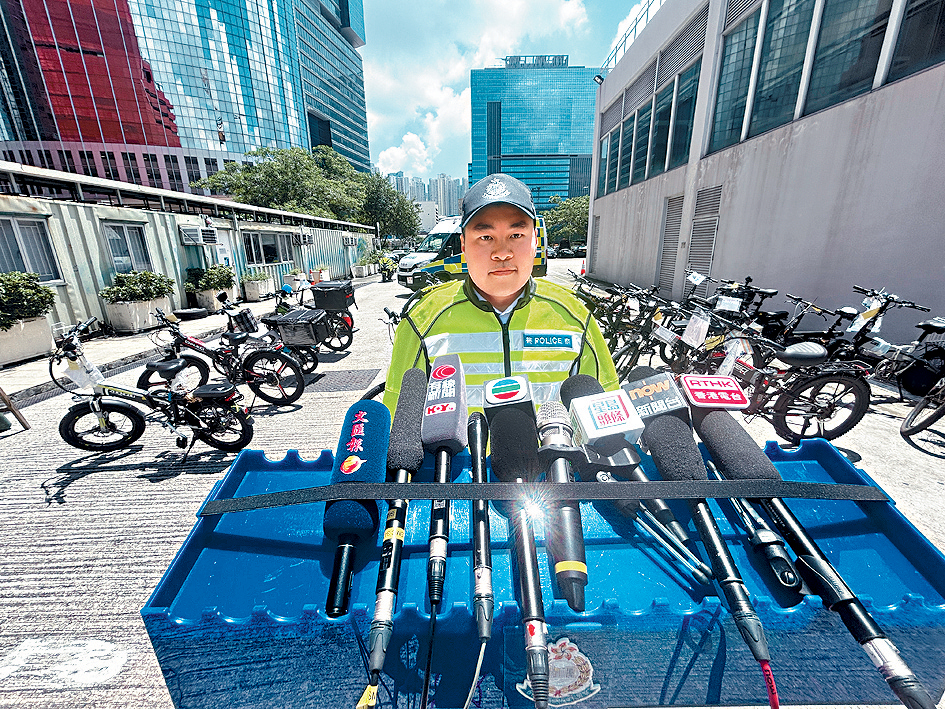 警方檢獲42部電動單車作進一步檢驗,高級督察鄭皓銘講述行動細節。