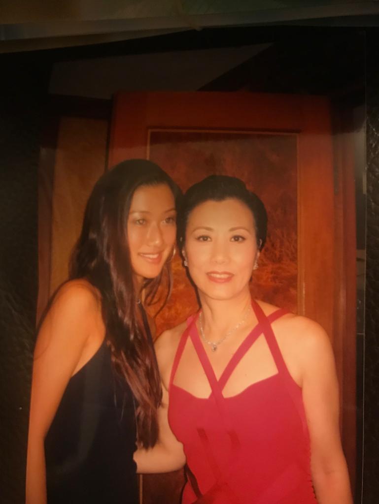 長大了的婷婷及汪阿姐。