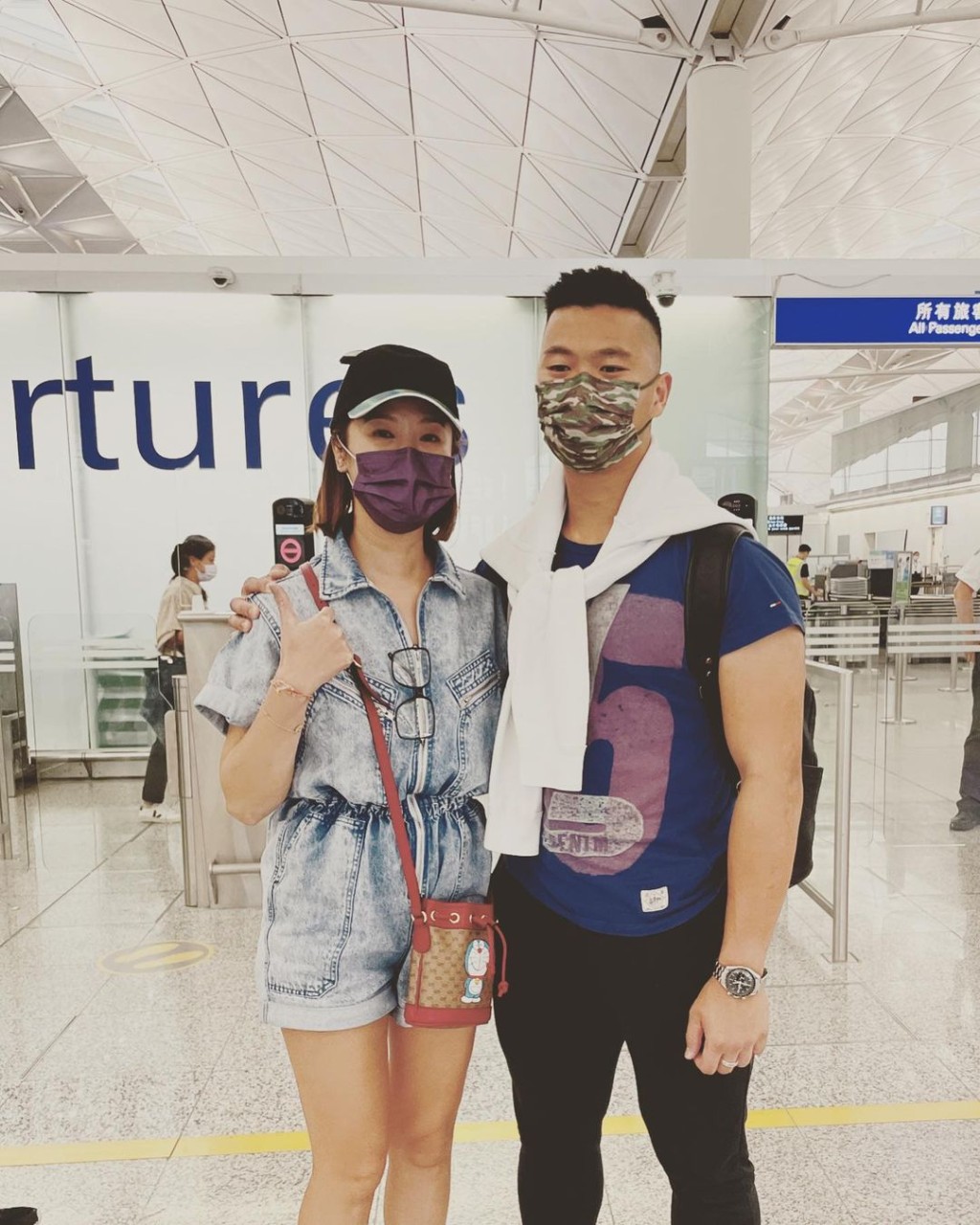 四日前,21歲大仔鄔謨雲(Jason)要返美國開學,翁嘉穗不捨送機。