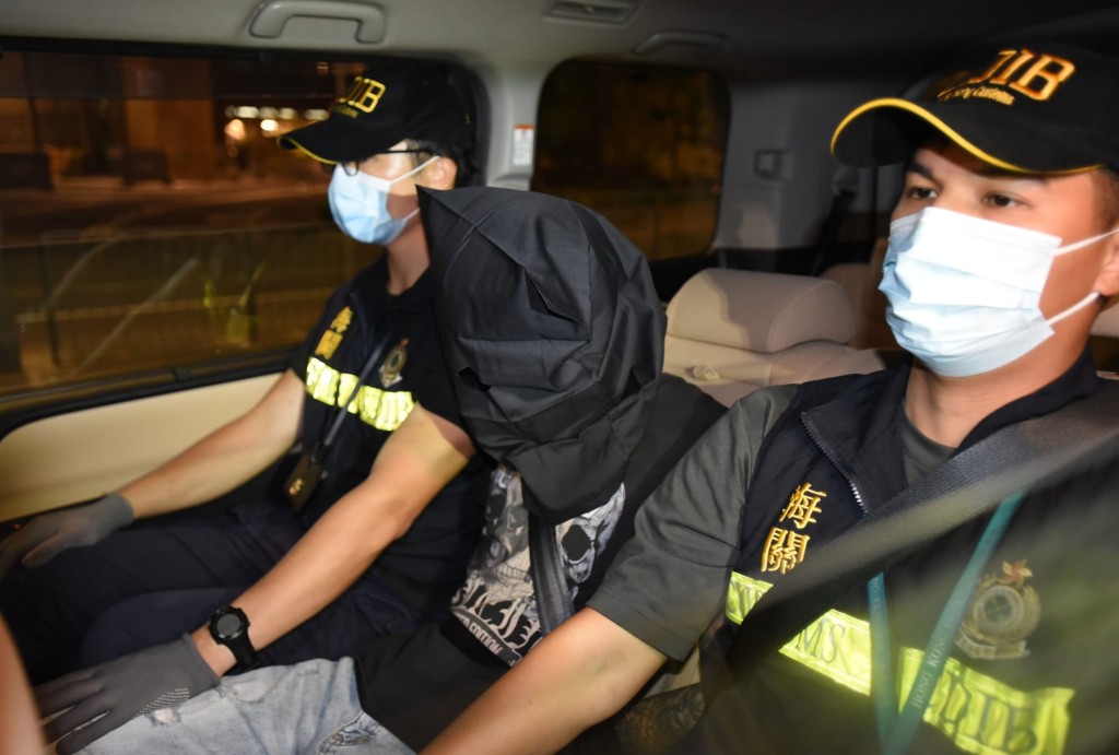 海關拘捕涉案少年。尹敬堂攝