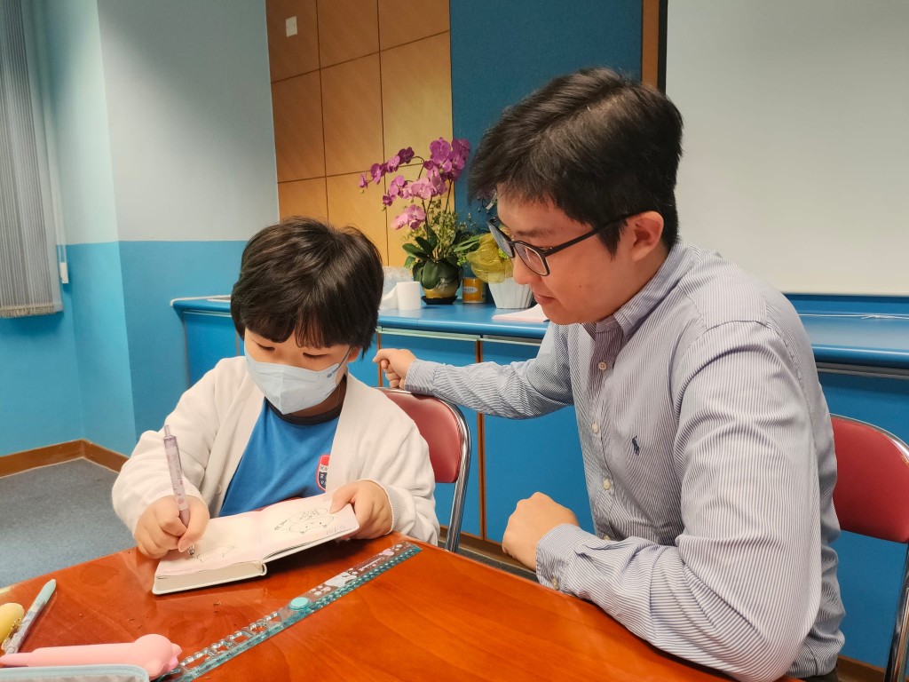副校長梁啟智盛讚詩淇休學期間努力溫習,重返校園後很快便趕上新學期的學習進度。 副校長梁啟智盛讚詩淇休學期間努力溫習,重返校園後很快便趕上新學期的學習進度。