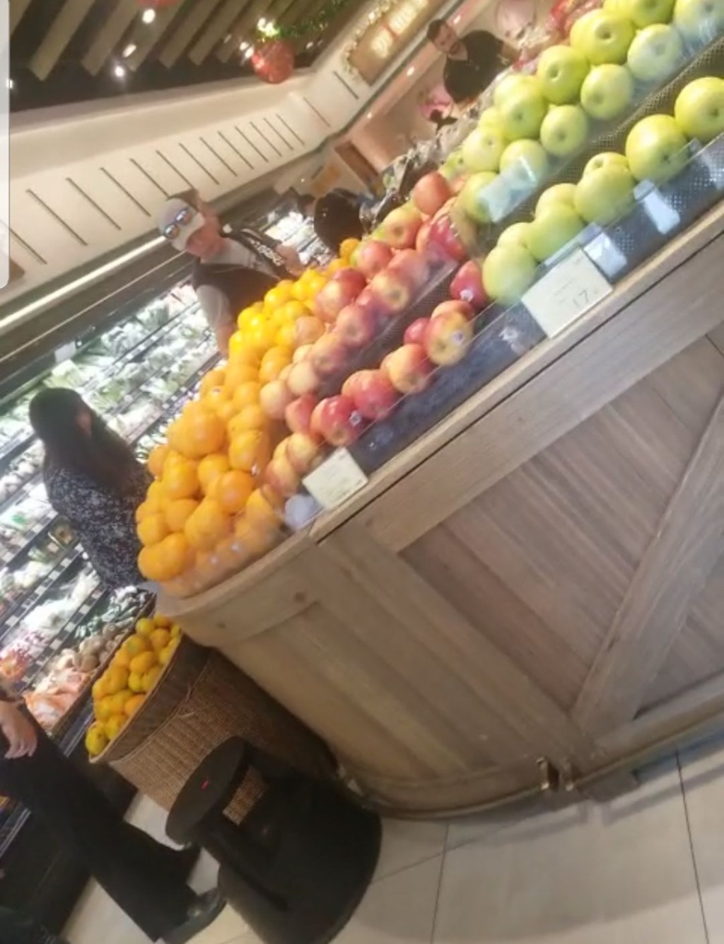 之后，谢天华在附近一间超市买橙。