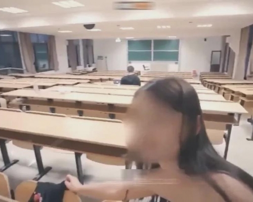 女子即使在自修室有人自习时，亦进去拍摄。(网图)