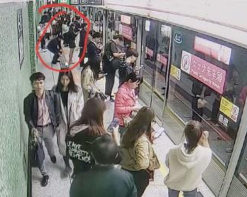 男子用手機偷拍女子裙底。(閉路電視畫面)