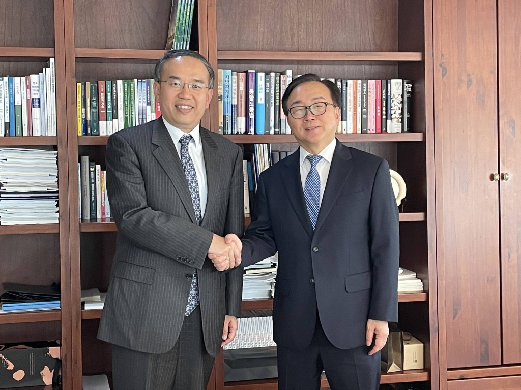 許正宇（左）與韓國經營者總協會副會長李東根（右）會面。（政府新聞處）