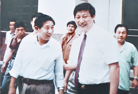 1993年7月3日，时任福州市委书记的习近平与到福州市常乐县挂职锻炼学习的正定县部分干部在一起。