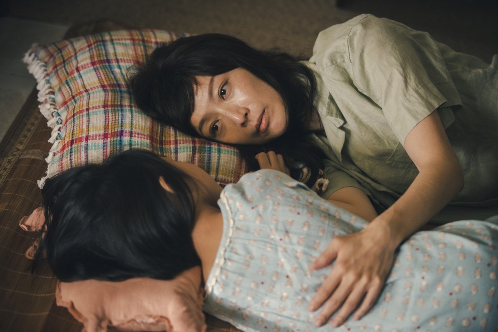 电影《流水落花》中饰演女主角的郑秀文，是专门接收孤苦无依小孩的寄养家长。(电影剧照)