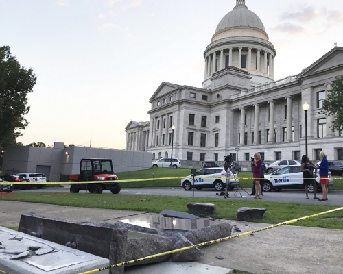 阿肯色州小石城議會大樓外，一塊刻有十誡的石碑被撞毀。美聯社