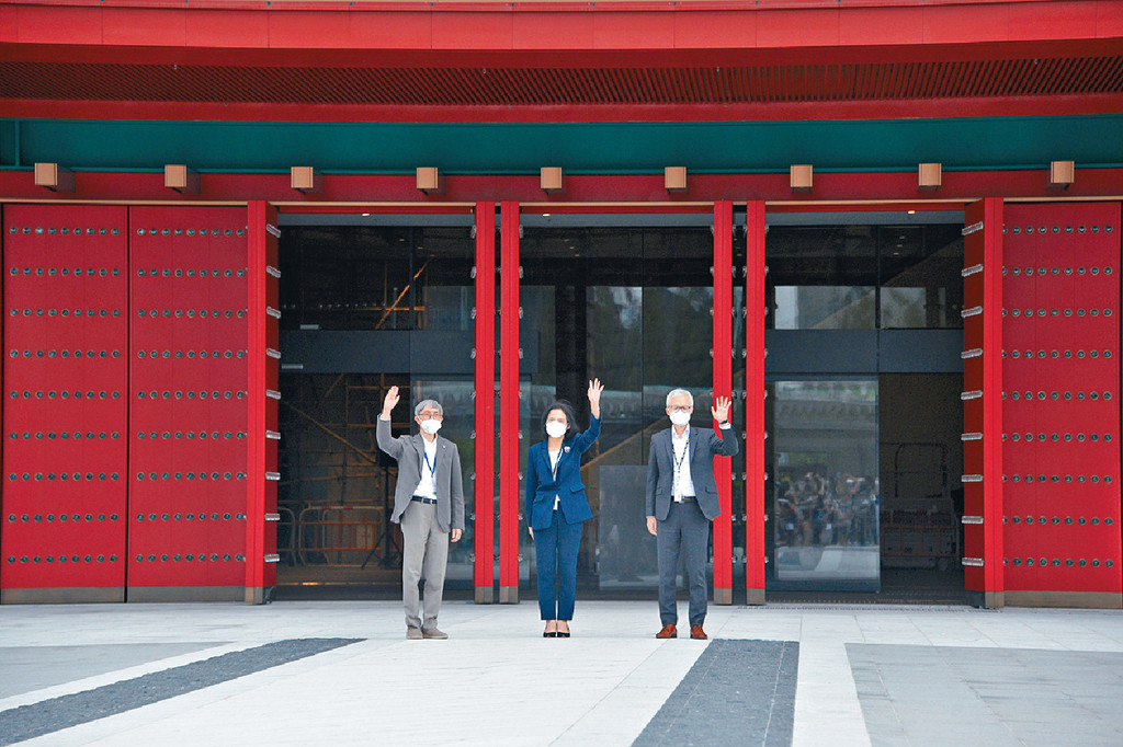 ■馮程淑儀(中)指香港故宮入場要收費,將適時公佈。 ■馮程淑儀(中)指香港故宮入場要收費,將適時公佈。