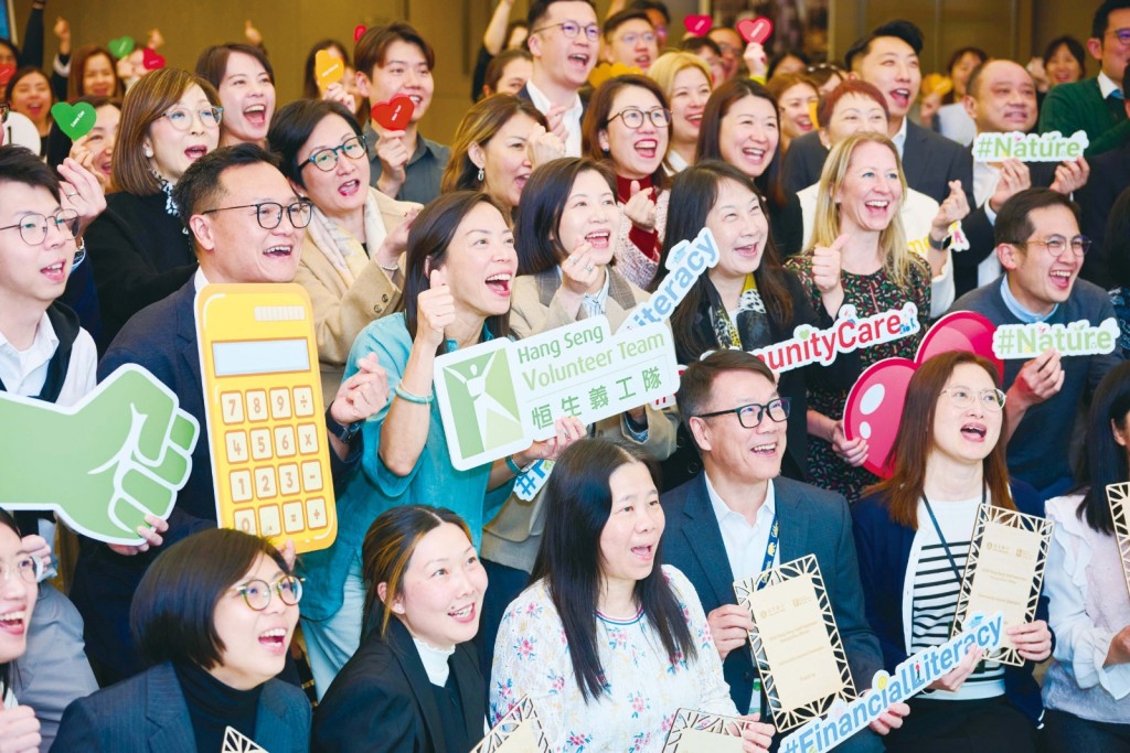 恒生銀行執行董事兼行政總裁林慧虹與管理層全情投入晚宴活動，與眾同樂。