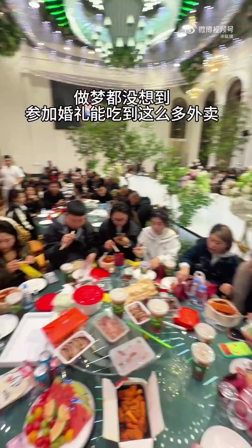 黑龙江新娘开3桌“外卖席”招待好友,点炸鸡奶茶麻辣烫惹热议。 微博 黑龙江新娘开3桌“外卖席”招待好友,点炸鸡奶茶麻辣烫惹热议。 微博