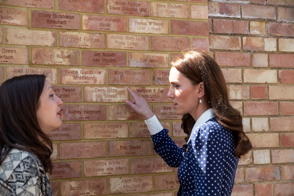 凯特在布莱切利园找到刻有祖母及姨婆名字的砖头。 路透社
