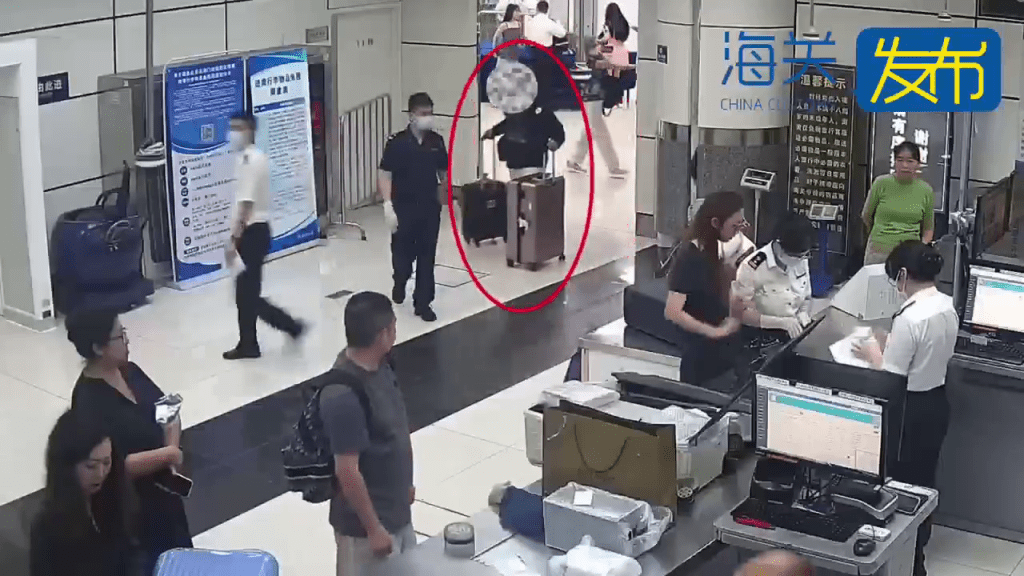 涉事旅客行李箱機檢圖像異常,被海關帶走。 涉事旅客行李箱機檢圖像異常,被海關帶走。