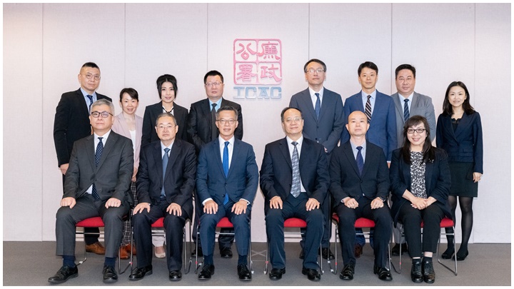 中證監首席稽查兼稽查局局長羅子發(前排右三)率團與副廉政專員兼執行處首長丘樹春(前排左三)及執行處高層人員進行座談交流。