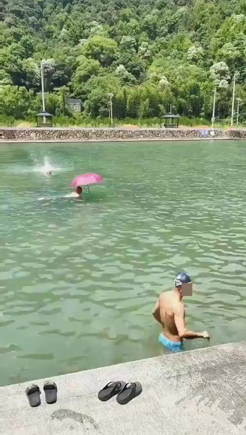 一把桃紅色雨傘被拍攝到在河上游弋。網上截圖