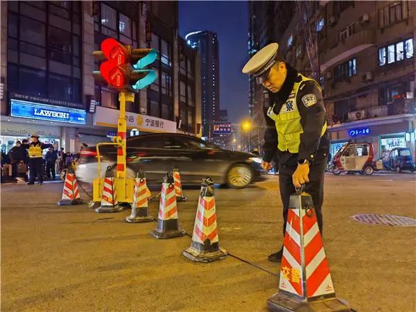 黄河路因《繁花》人气急升，黄浦交警安装临时红绿灯应对人潮。