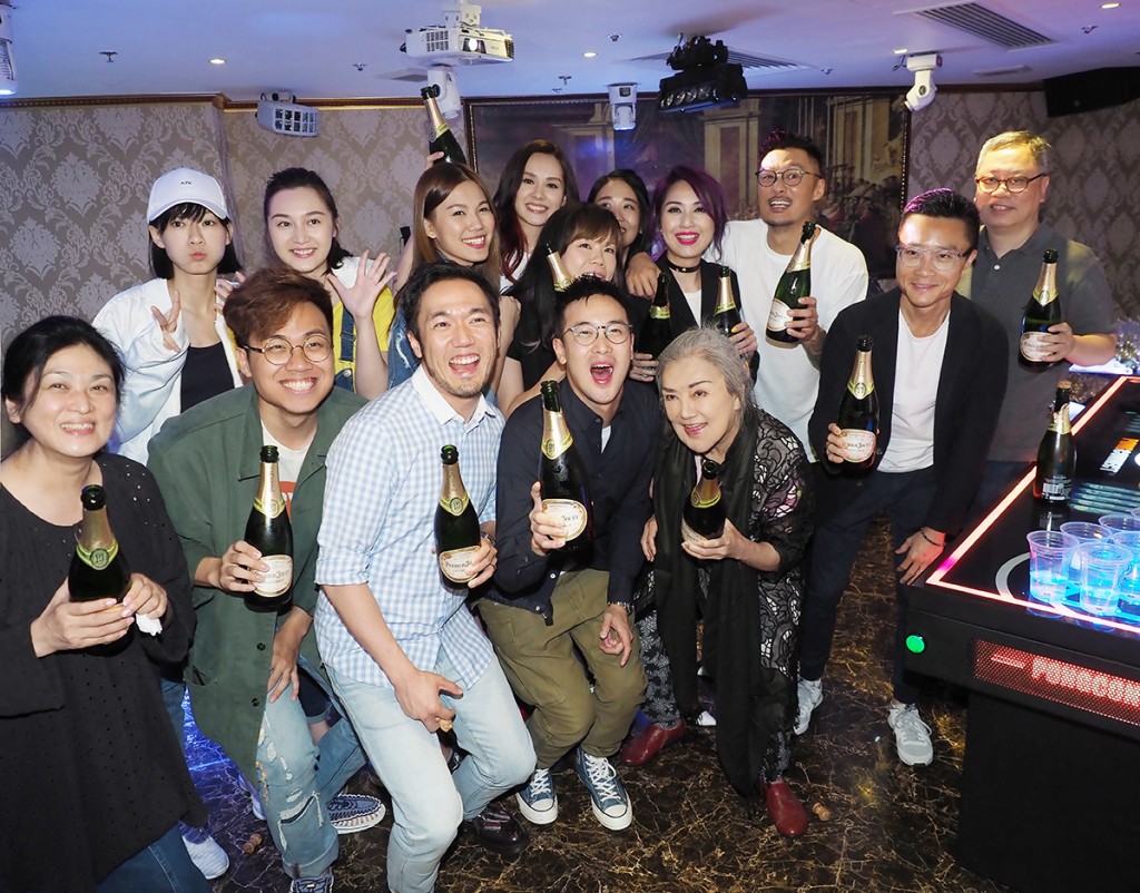 楊千嬅萬歲唱K開Party。