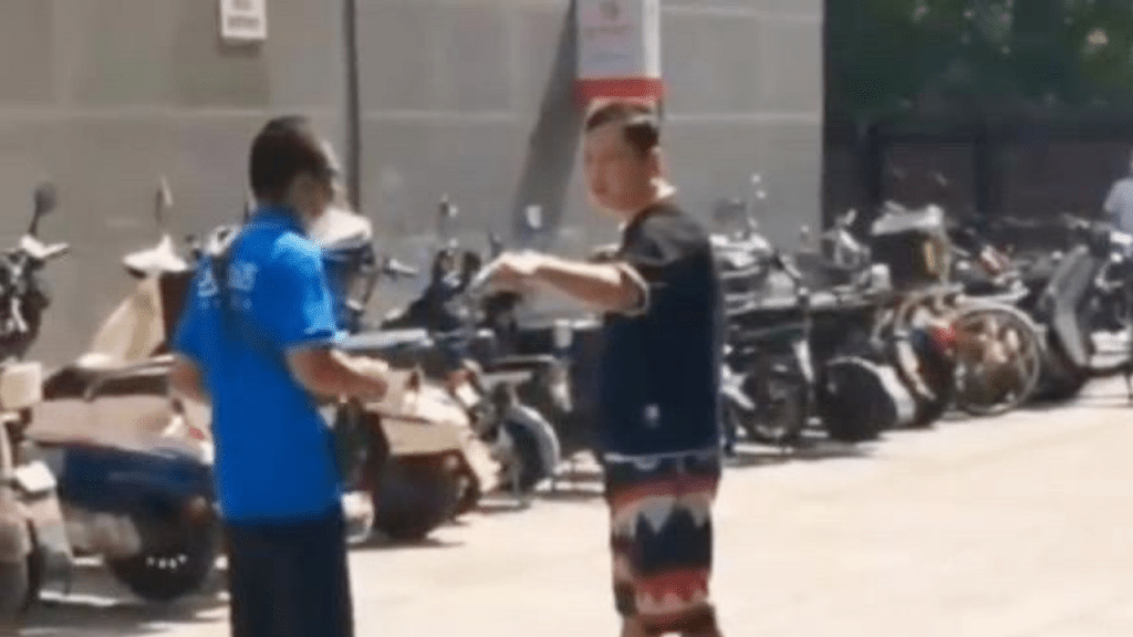 狗主(右)要求外賣員(左)向狗道歉。網圖