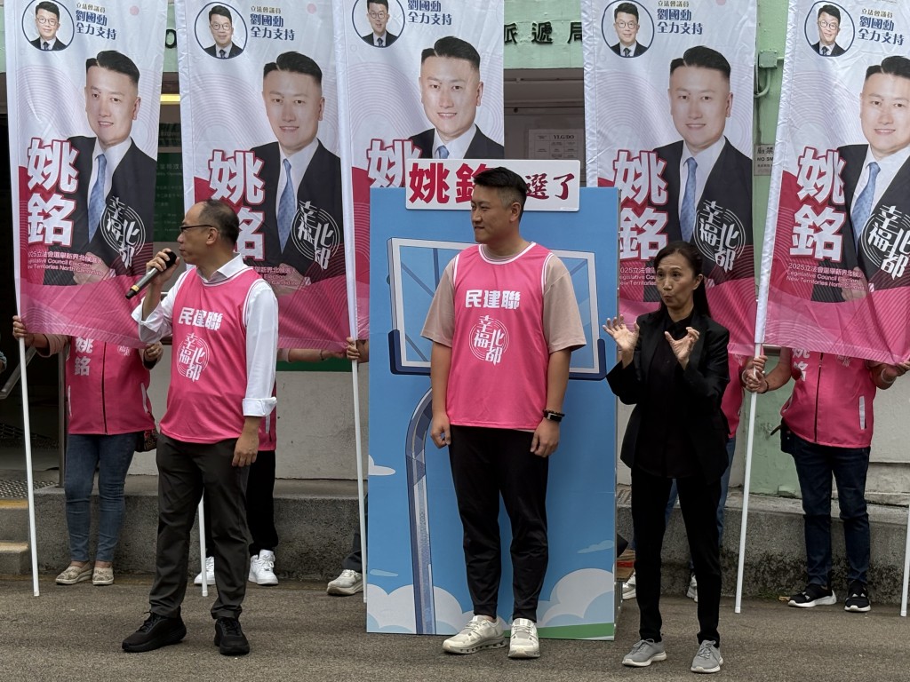 現場設手語即時傳譯。