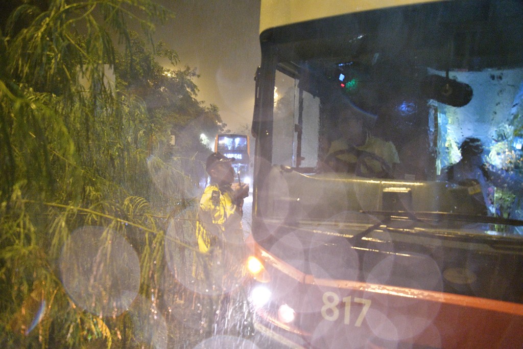 大埔附近，有巴士被困，需警员协助。伍明辉摄