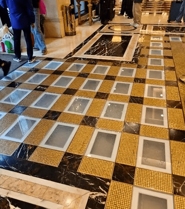 已搬走金磚的大堂。網上圖片